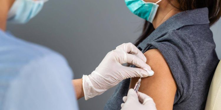 Registran avance del 66.16 % de vacunación contra la influenza y Covid