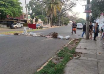 Protesta en Palmitas: Vecinos cierran Méndez para exigir agua