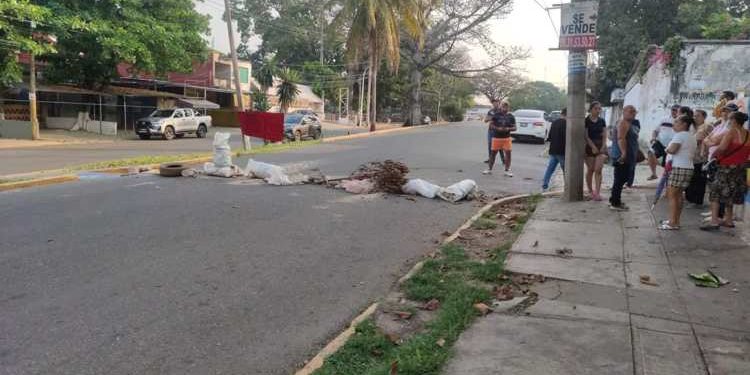 Protesta en Palmitas: Vecinos cierran Méndez para exigir agua