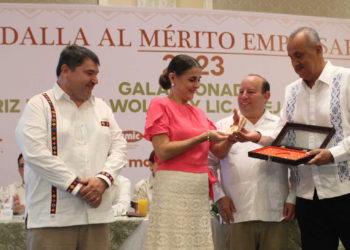 Entrega Carlos Merino Medalla al Mérito Empresarial a Ana Beatriz Parizot y Alejandro Campos