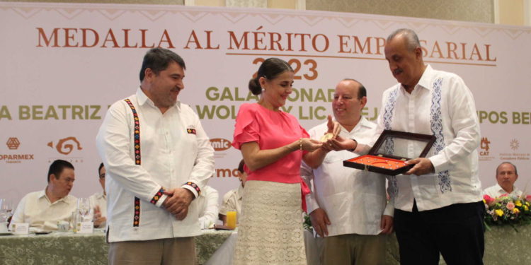 Entrega Carlos Merino Medalla al Mérito Empresarial a Ana Beatriz Parizot y Alejandro Campos