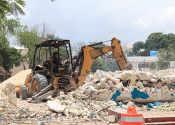 Avanza la demolición en el cine Blanquita de las palapas; lo usarán como estacionamiento