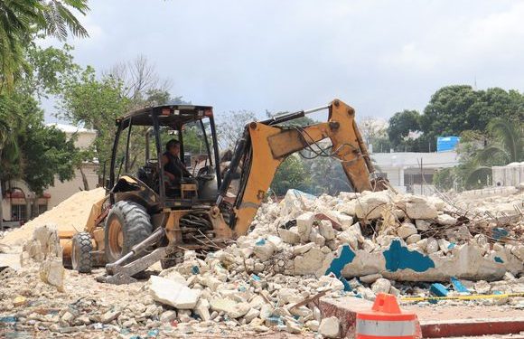 Avanza la demolición en el cine Blanquita de las palapas; lo usarán como estacionamiento