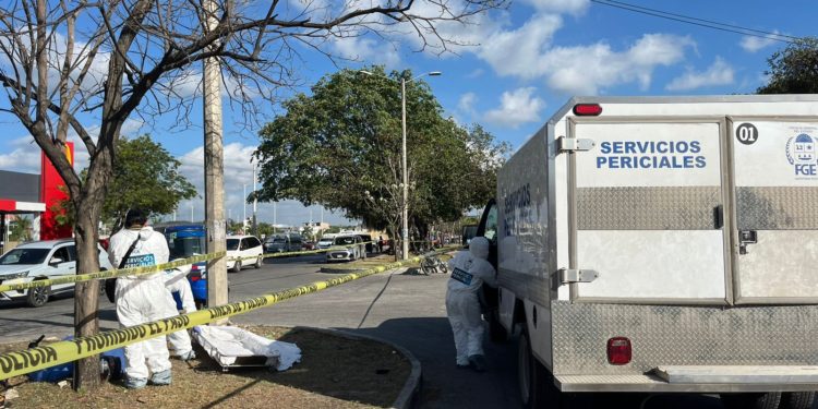 Motociclista pierde la vida al impactar se contra un poste en Av Kabah