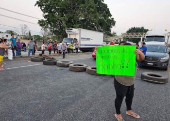 Protesta por desabasto de agua provoca bloqueo en carretera Villahermosa-Macuspana