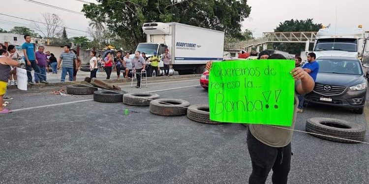 Protesta por desabasto de agua provoca bloqueo en carretera Villahermosa-Macuspana