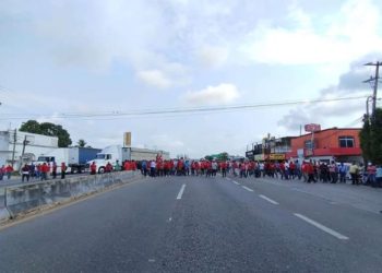 Bloqueo en la vía Villahermosa-Frontera por peticiones de bacheo