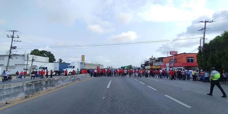 Bloqueo en la vía Villahermosa-Frontera por peticiones de bacheo