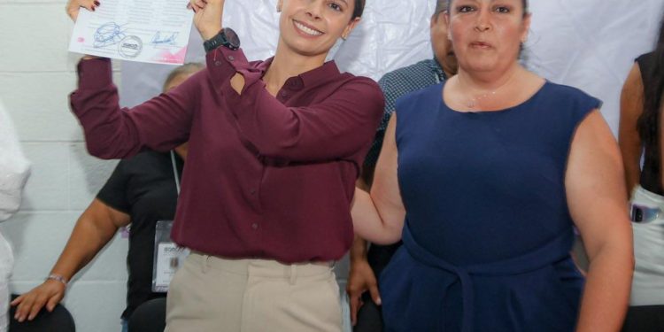 RECIBE ANA PATY PERALTA CONSTANCIA DE CANDIDATA A LA PRESIDENCIA MUNICIPAL DE BJ