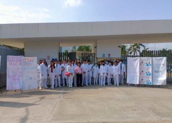 Médicos residentes del ISSSTE Tabasco permanecen en paro por falta de pago