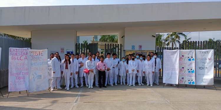 Médicos residentes del ISSSTE Tabasco permanecen en paro por falta de pago