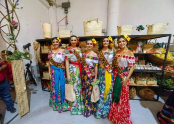 Embajadoras de Tabasco comparten momentos con artesanos y visitantes