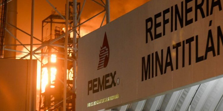 Registran explosión en refinería de Pemex en Minatitlán, Veracruz
