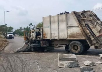 Choque de recolector de basura causa un herido, daños y cierre de carretera a Nacajuca