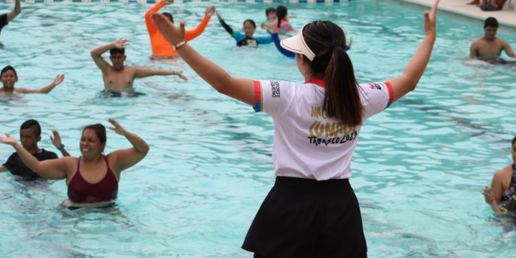 Disfrutan familias tabasqueñas del primer día, “Vamos a la alberca”