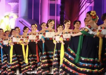 Causa polémica ‘error’ en traje de gala de embajadoras