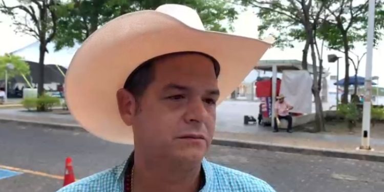 Granier exige aprobación de Ley Mochila segura durante visita estudiantil al Congreso