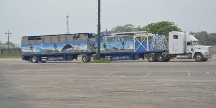 Llegada de los primeros juegos mecánicos a la Feria Tabasco 2024