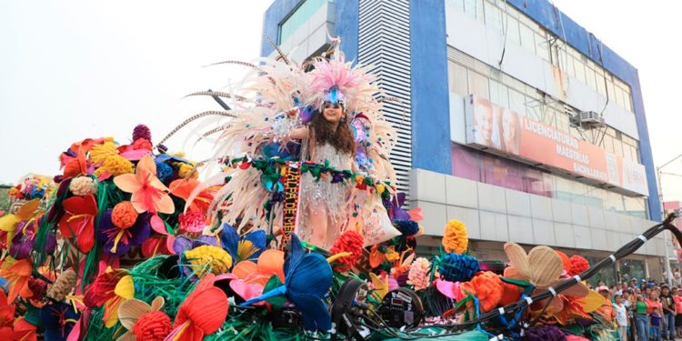 «Flor de la Jícara» de Jalpa se corona en el Desfile de Carros Alegóricos 2024