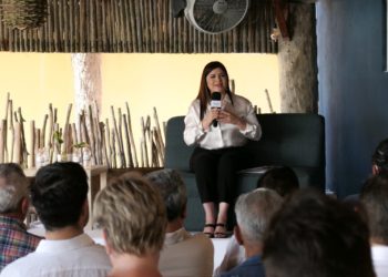 Ofrece Fernanda Alvear seguridad y crecimiento económico en Puerto Morelos