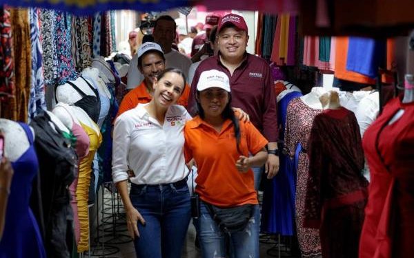 Ana Paty Peralta recorre «El Parían» de Cancún y se compromete a fortalecer la economía local