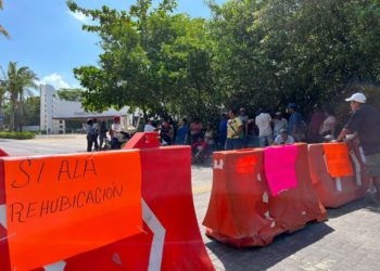 Pescadores bloquean la Av López Portillo para denunciar intento de desalojo