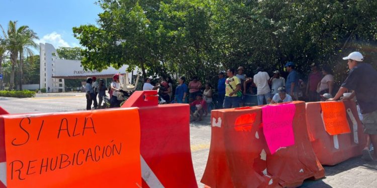 Pescadores bloquean la Av López Portillo para denunciar intento de desalojo