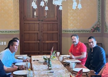 “A Palazuelos lo quieren en todas partes. Empresarios de Yucatán, que lo ven como seguro senador, lo invitan a cónclave”