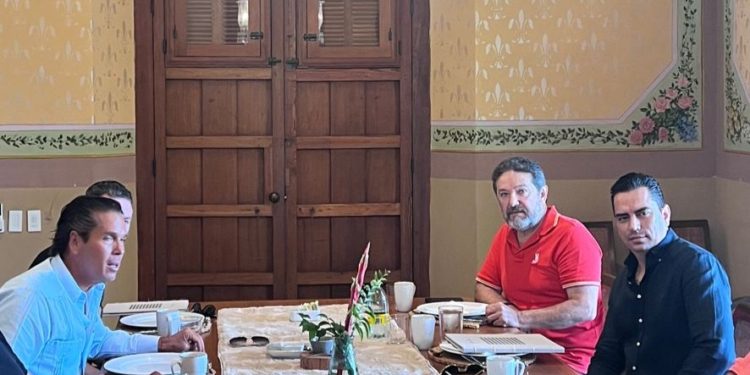 “A Palazuelos lo quieren en todas partes. Empresarios de Yucatán, que lo ven como seguro senador, lo invitan a cónclave”