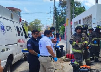Rescatan a un hombre de la tercera edad tras quedar atrapado en una estructura de hierro en Cancún