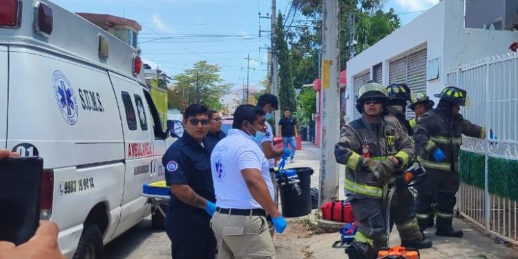 Rescatan a un hombre de la tercera edad tras quedar atrapado en una estructura de hierro en Cancún