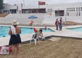 Más de 3 mil tabasqueños disfrutan de la alberca pública en la Ciudad Deportiva