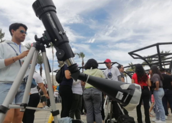 Miles de personas aprecian el eclipse solar en Mazatlán
