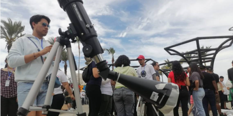 Miles de personas aprecian el eclipse solar en Mazatlán