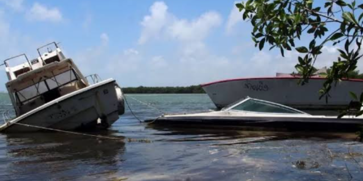 Embarcaciones abandonadas contaminan la Laguna Nichupté