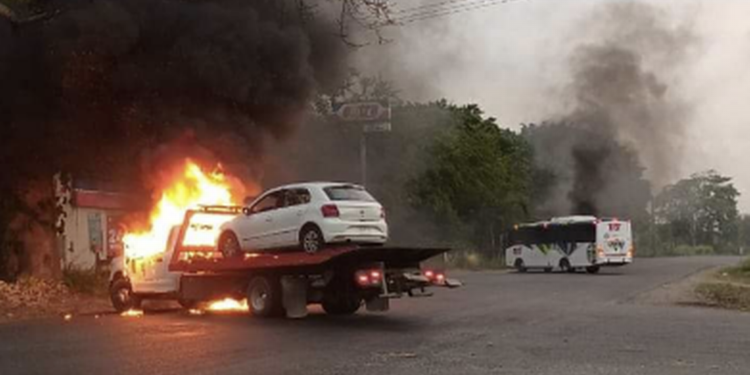 Quema de vehículos en la vía Cárdenas-Comalcalco es por detenciones, informa vocero del Gobierno