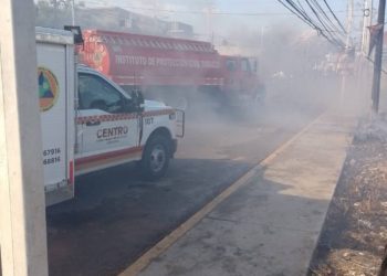 Incendio en Tierra Colorada obliga al cierre temporal de la Av. Ramón Mendoza