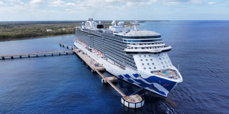 Arriba a Cozumel el Enchanted Princess un crucero de lujo de la clase Royal de Princess Cruises
