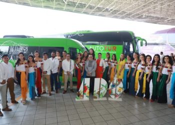 Aspirantes a Flor Tabasco visitan terminal ADO; conviven con usuarios y artesanos locales