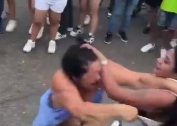 Mujeres protagonizan pelea en Desfile de Carros Alegóricos