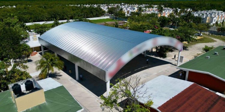 Iniciativa para la construcción de domos deportivos en escuelas de Quintana Roo para proteger la salud de estudiantes