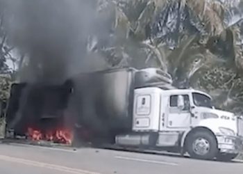 Incendio de tráiler cargado de plátano en la carretera Teapa-Villahermosa