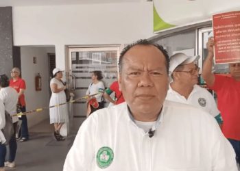 Jubilados del IMSS clausuran simbólicamente oficinas de Afore en Villahermosa