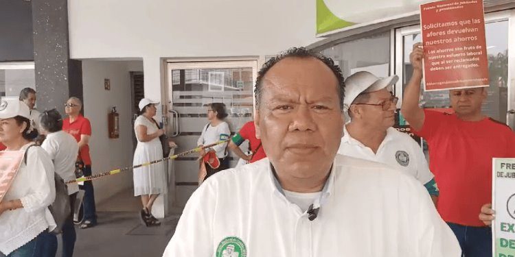 Jubilados del IMSS clausuran simbólicamente oficinas de Afore en Villahermosa