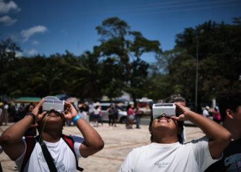 Exitosa convocatoria en la observación del eclipse solar en los planetarios del Consejo Quintanarroense de Humanidades, Ciencias y Tecnologías