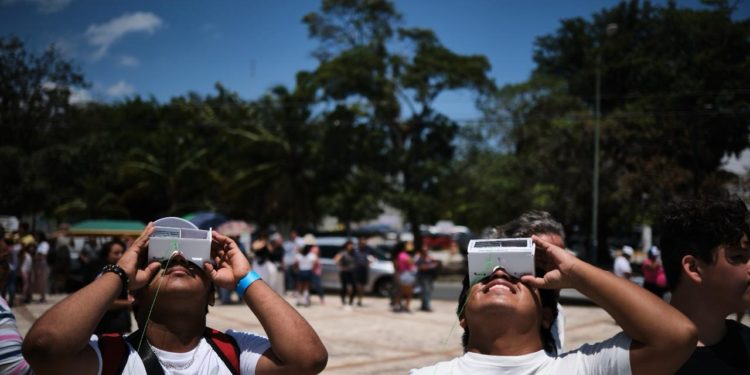 Exitosa convocatoria en la observación del eclipse solar en los planetarios del Consejo Quintanarroense de Humanidades, Ciencias y Tecnologías