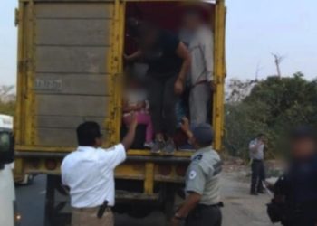 Localizan a 85 migrantes hacinados en contenedor de camión en Macuspana