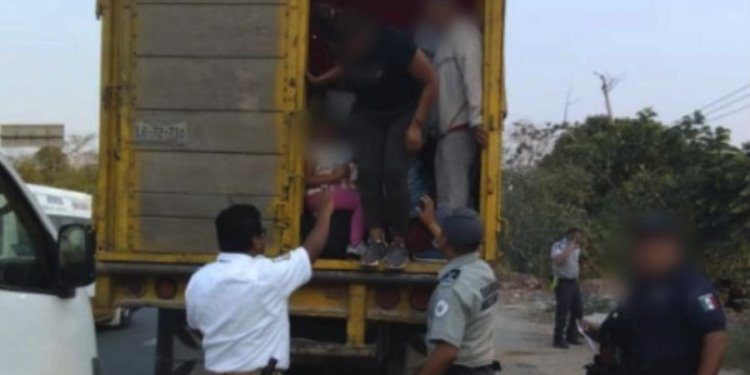 Localizan a 85 migrantes hacinados en contenedor de camión en Macuspana