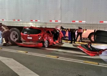 Dos accidentes aparatosos en Nacajuca: Auto queda debajo de un tráiler