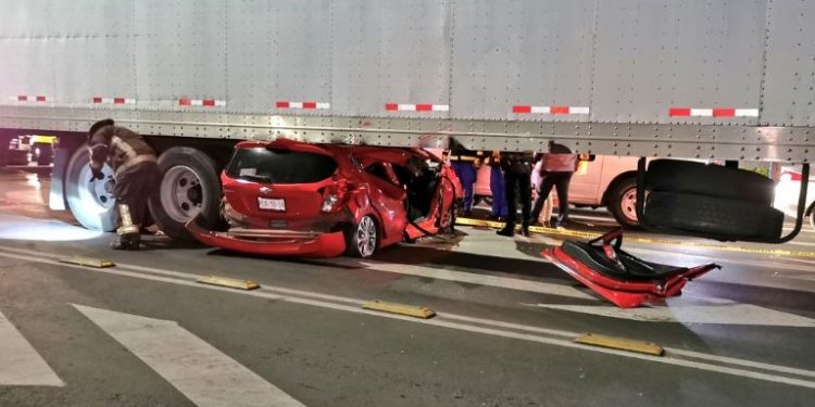 Dos accidentes aparatosos en Nacajuca: Auto queda debajo de un tráiler